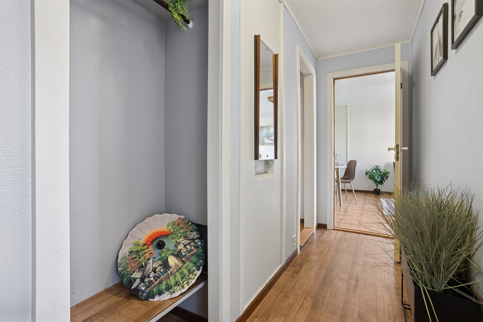 Det er avsatt plass til klesoppheng i gangen. Galleribilde