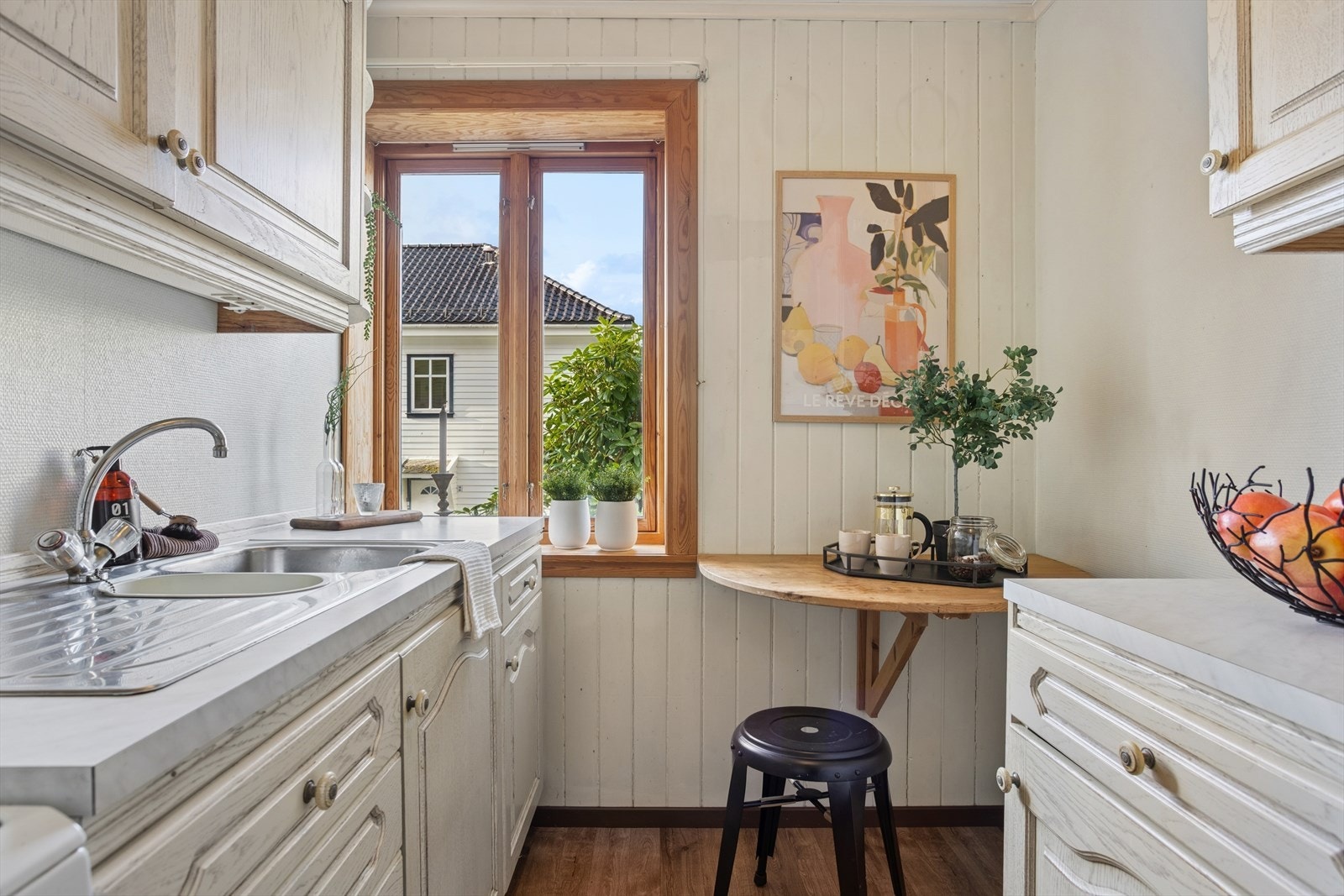 Overskap med lysarmatur og stikkontakt. Galleribilde