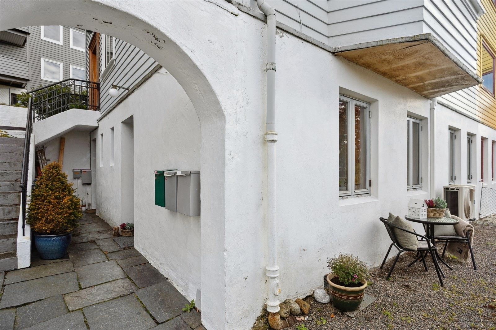 Felles trapp med skiferheller leder inn til leiligheten. Galleribilde