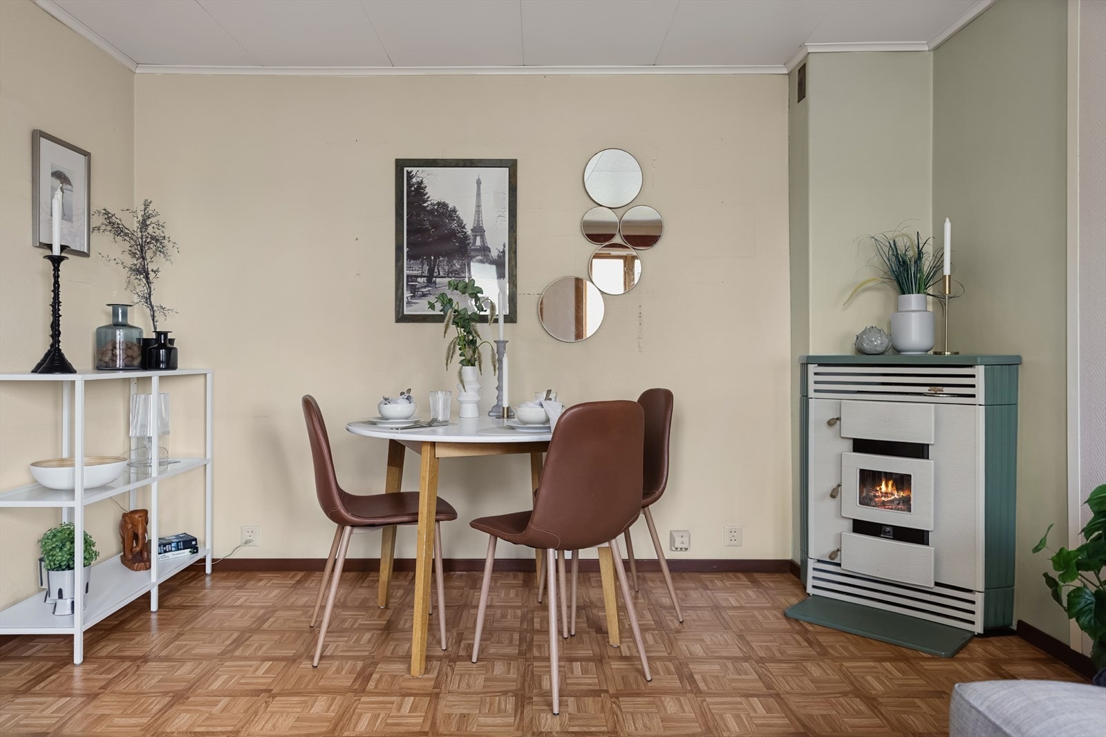 Praktisk spisebord med plass til hyggelige måltider og sosialt samvær. Galleribilde