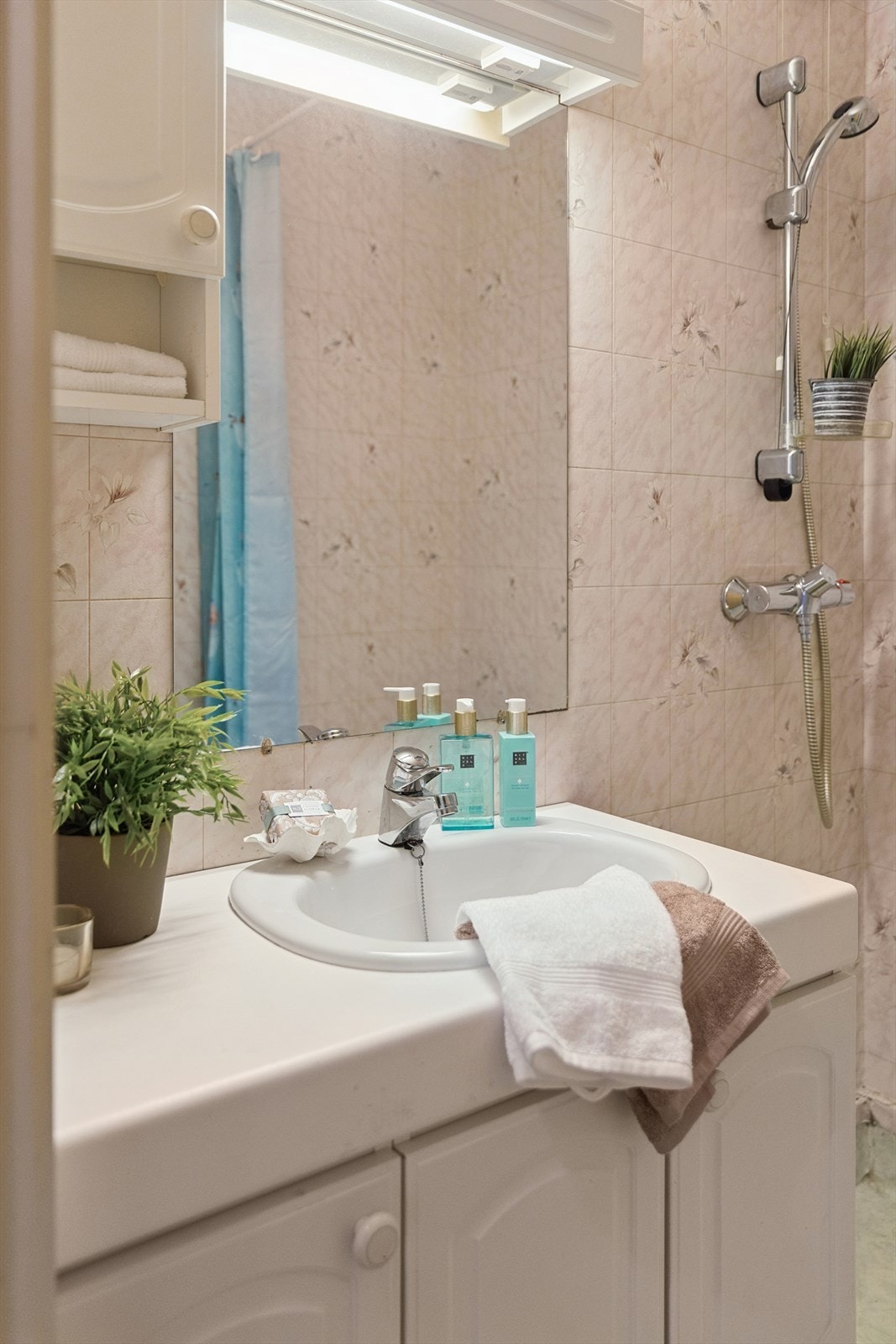 Våtromsbelegg og elektrisk vifte til felles vaskekjeller. Galleribilde