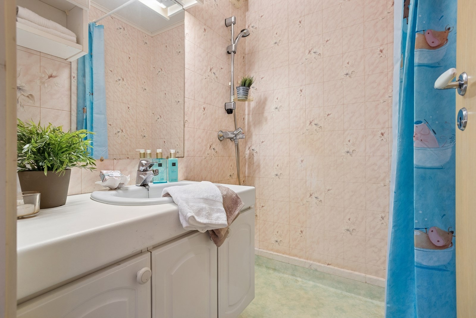 Eldre bad med dusj og servant - klart for oppgradering. Galleribilde