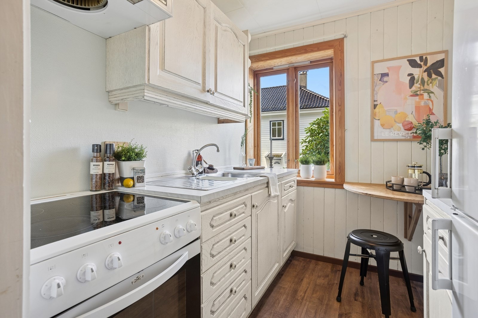 Lys laminat benkeplate og god arbeidsplass. Galleribilde