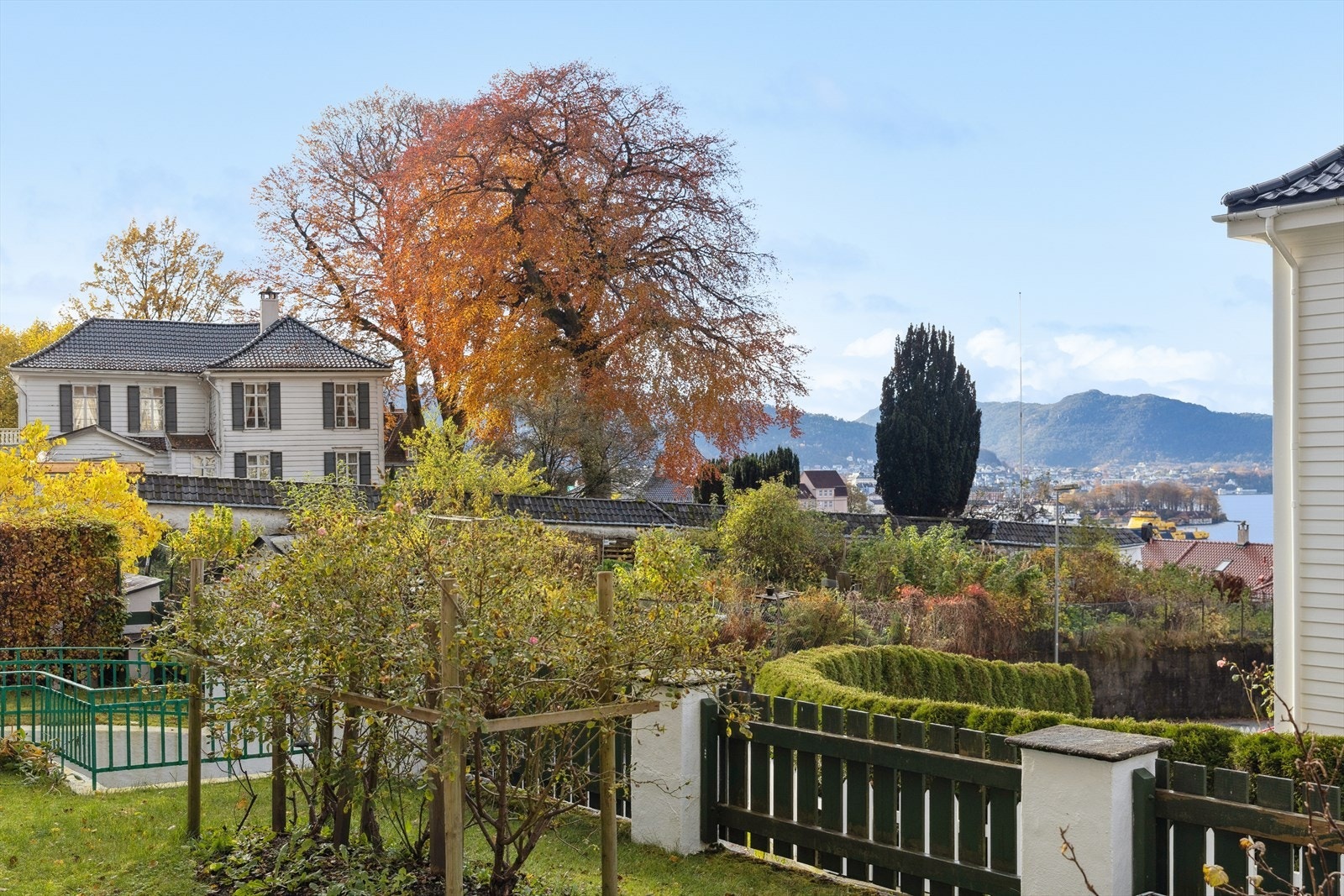 Utsikt mot nærområdet fra eiendommen. Galleribilde