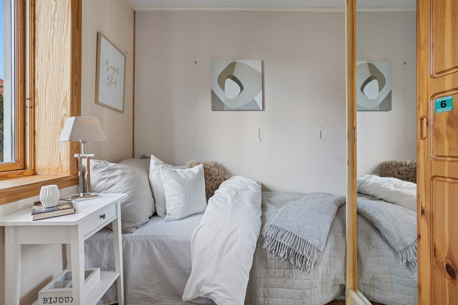 Sovealkove med plass til seng og oppbevaring. Galleribilde