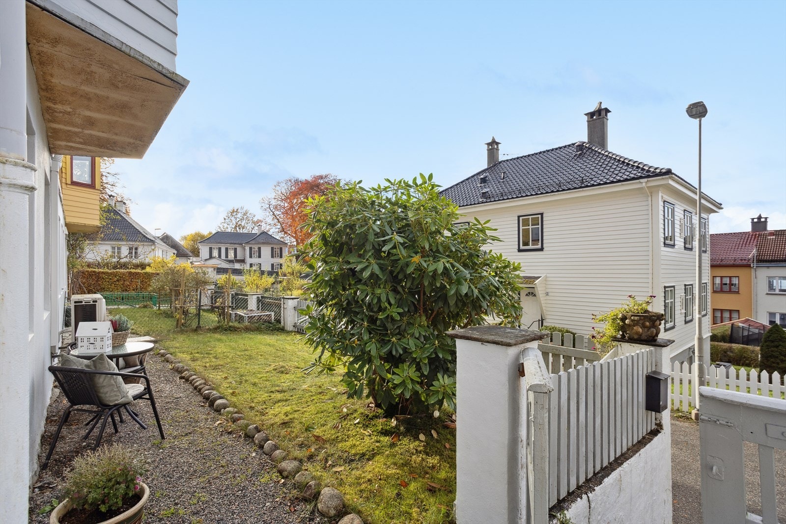 Sameiet har en stor felles hage. Vestvendt og solrik beliggenhet. Galleribilde