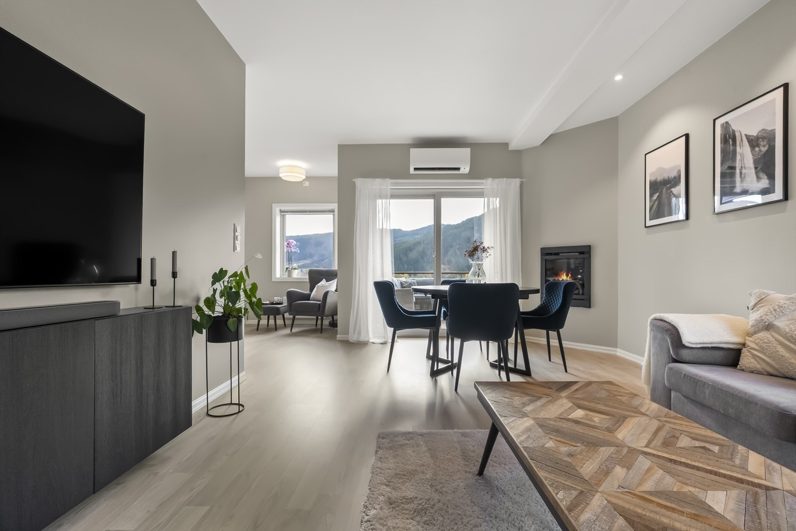 Leilegheita er fint modernisert med gode kvalitetar. Her er det mellom anna både varmepumpe og fjernstyrt gasspeis. Galleribilde