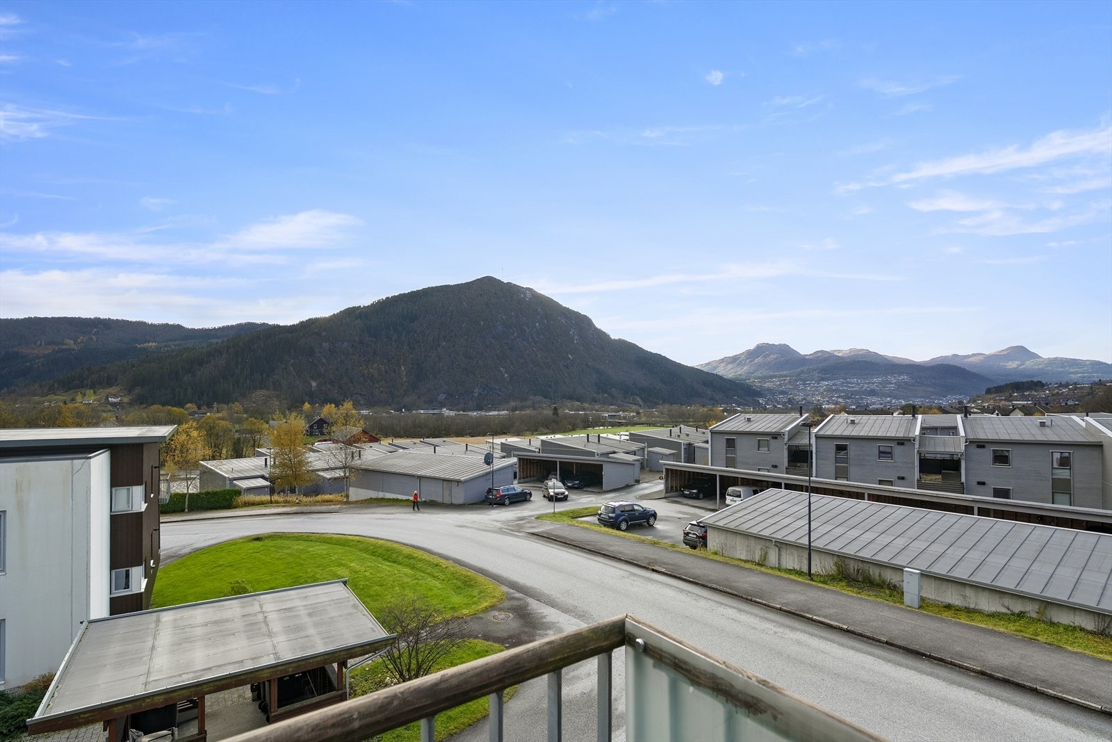 Fin utsikt mot dalføret. Altanen er dels overbygd og har både stikkontakter og gassuttak. Galleribilde