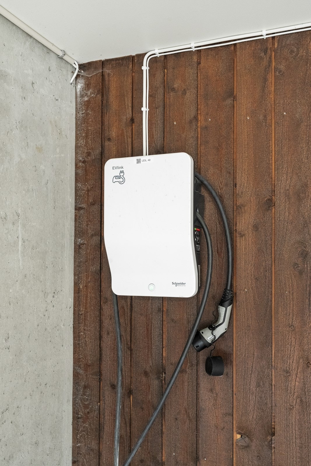 Det er montert elbilladar i carporten. Galleribilde