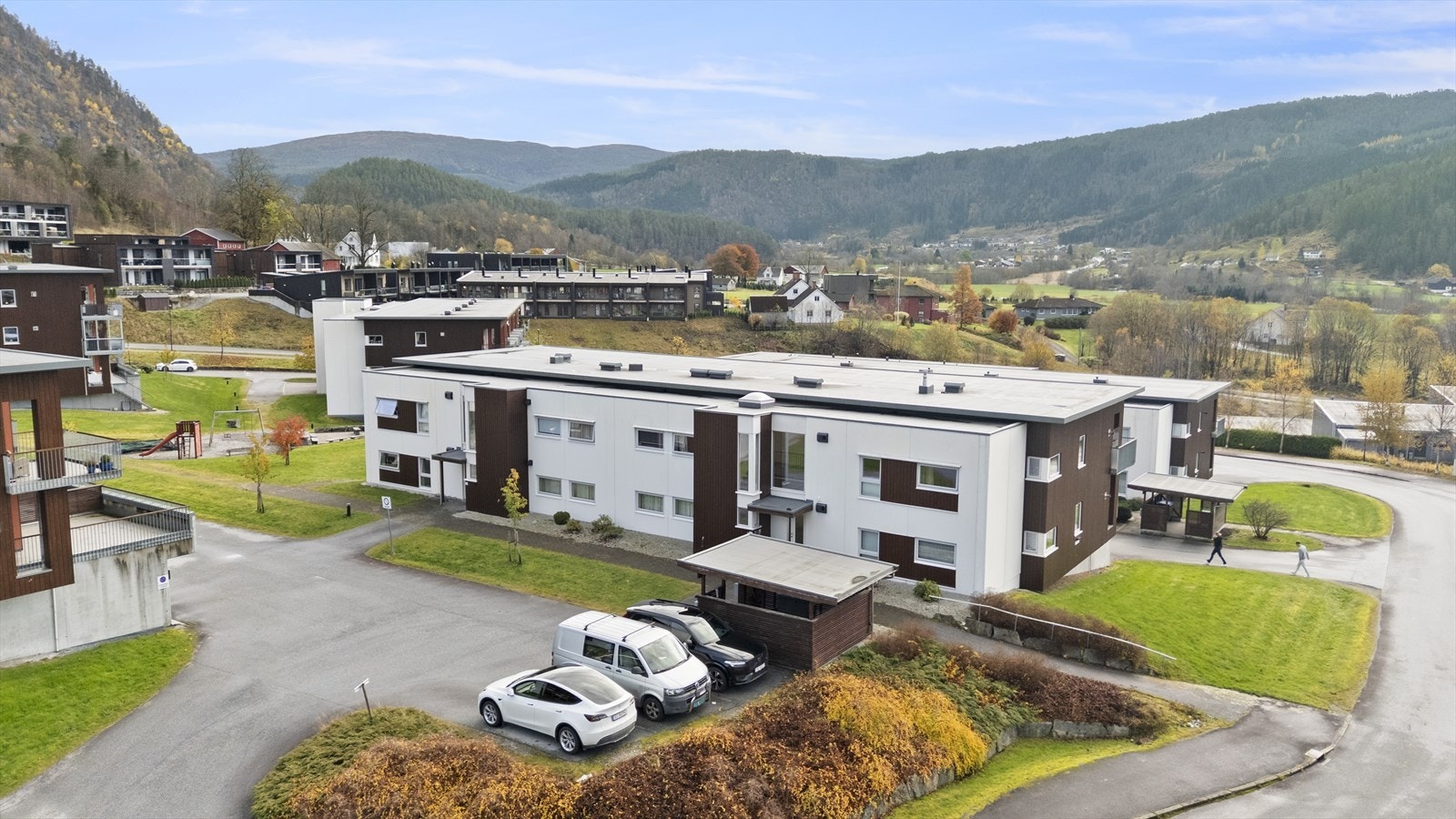 Gardsstølsvegen er eit veldreve sameige. Her blir vegane brøyta og hagearealet halde for deg. Galleribilde