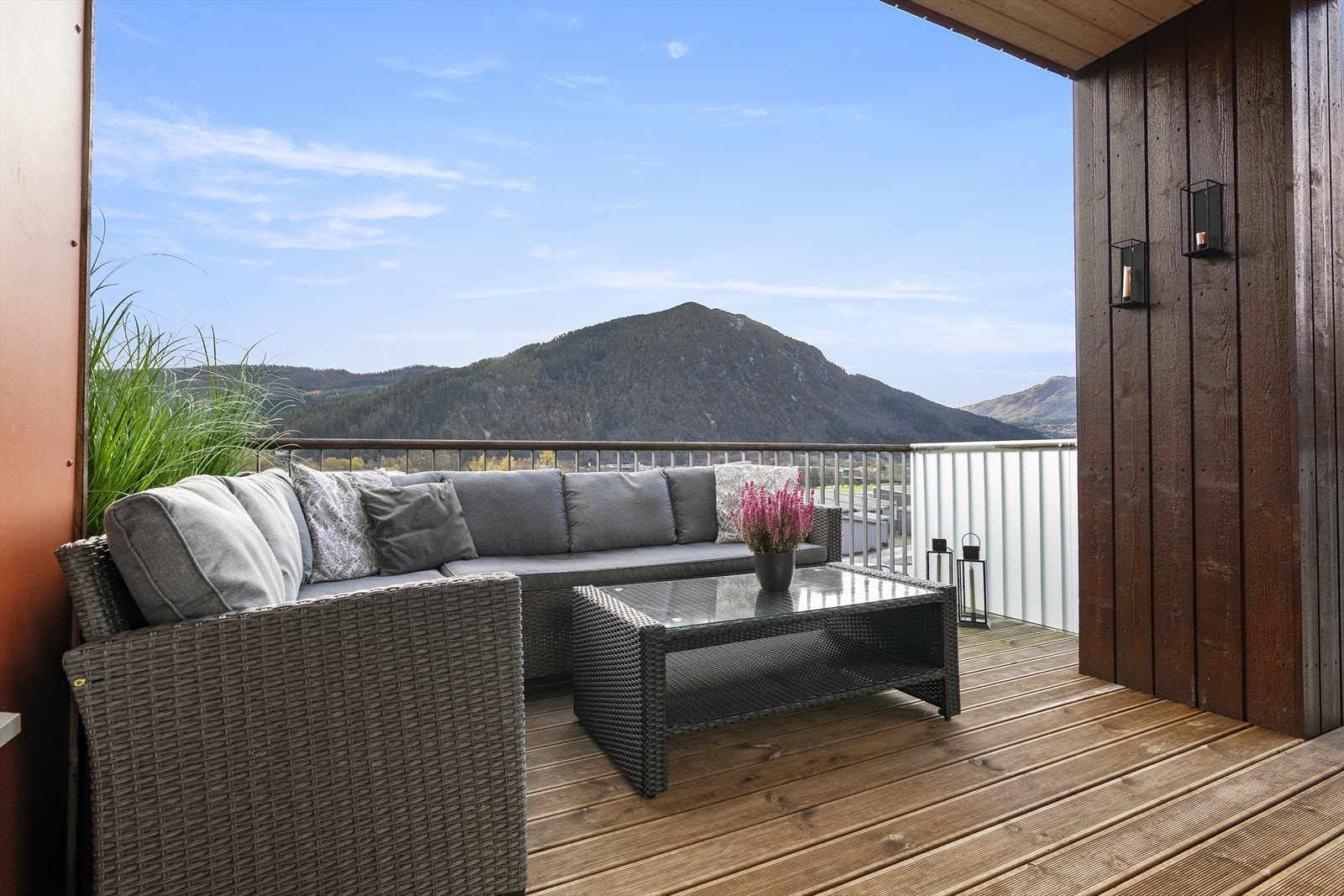 Frå stova ledar skyvedør ut til sørvestvendt altan på 11 kvm. Her er det svært gode soltilhøve. Galleribilde