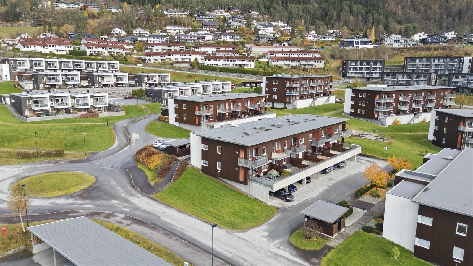 Frå leilegheita er det gangavstand til leikeplassar, barnehagar, barneskule, Høgskule, sjukehuset og naturen. By- og flybussen stoggar like ved. Galleribilde