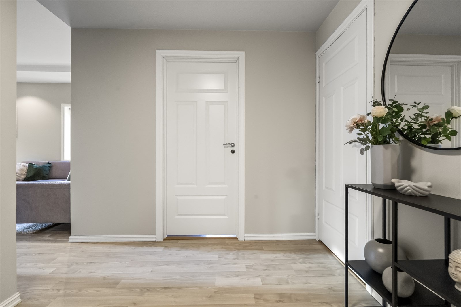 Leilegheita har tre soverom med tilkomst frå gangen. Galleribilde