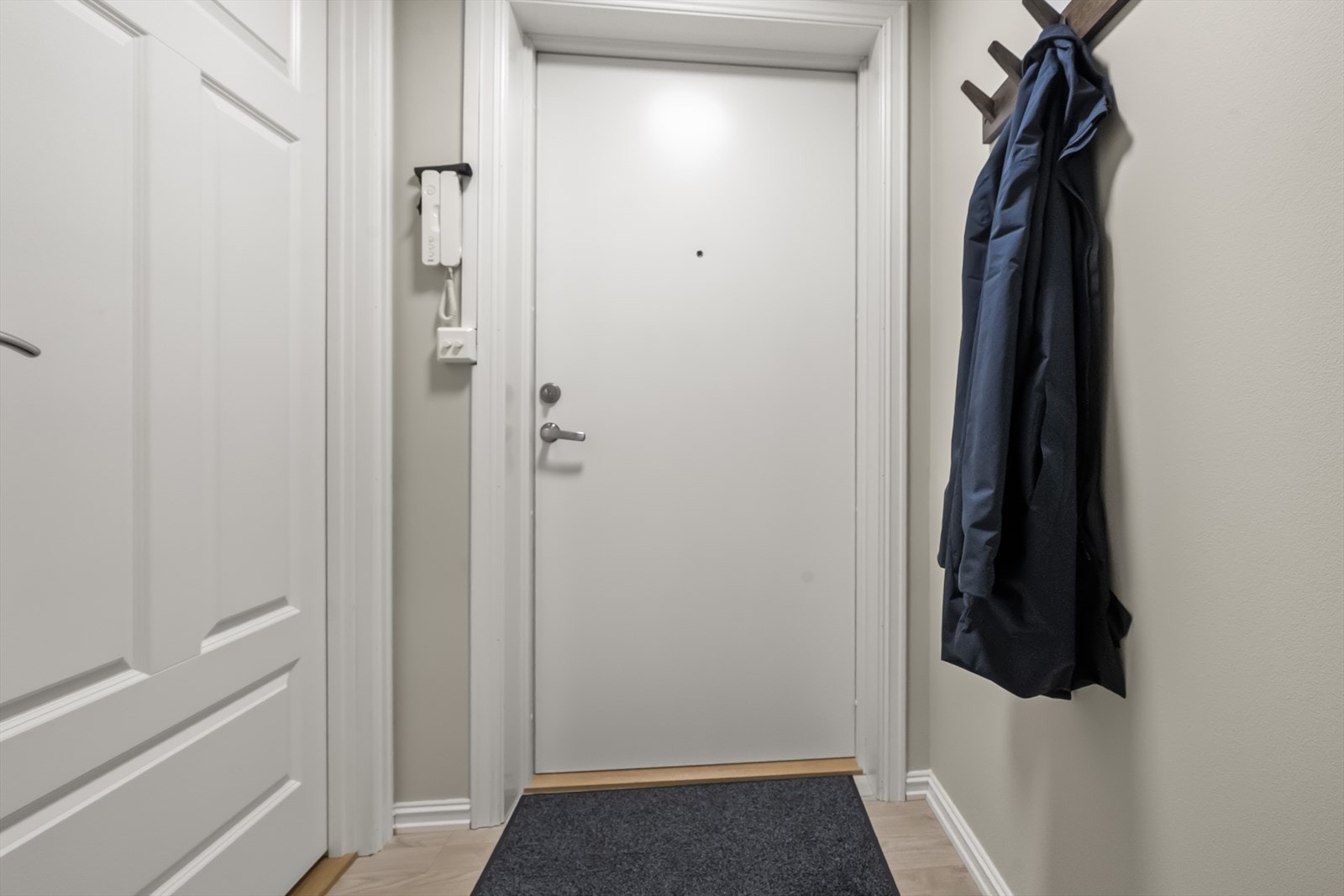 Det er montert porttelefon for enkel betjening av gjestar. Galleribilde