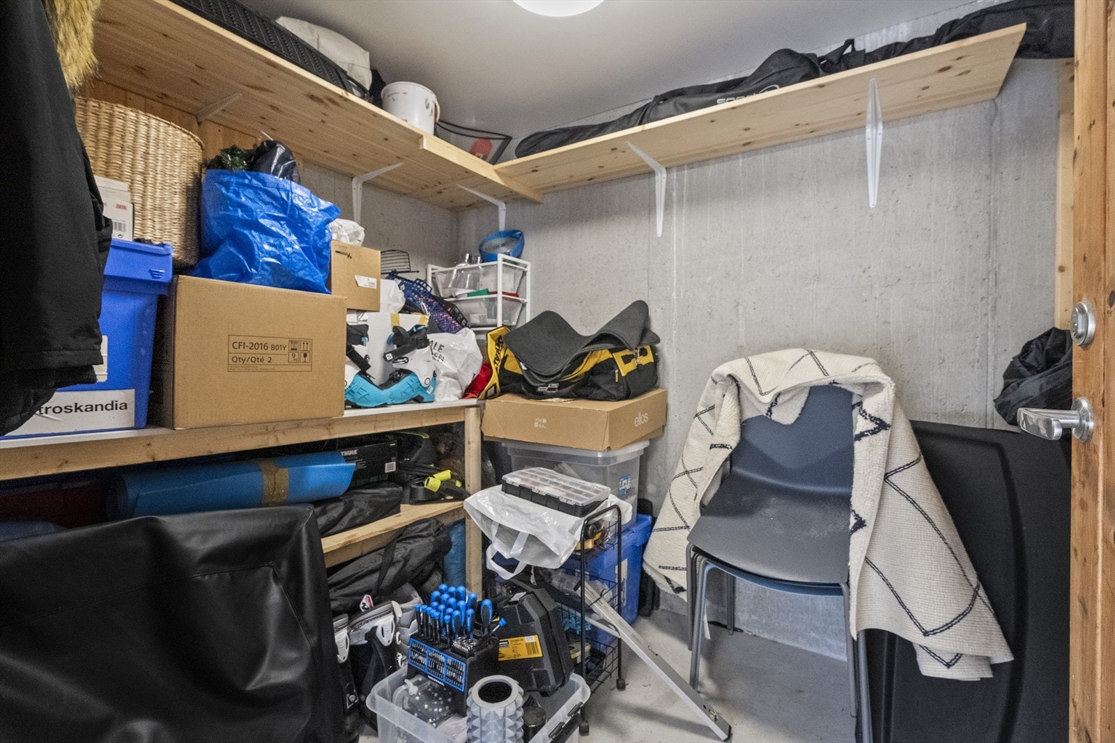 I bakveggen er det dør inn til praktisk sportsbod. Galleribilde