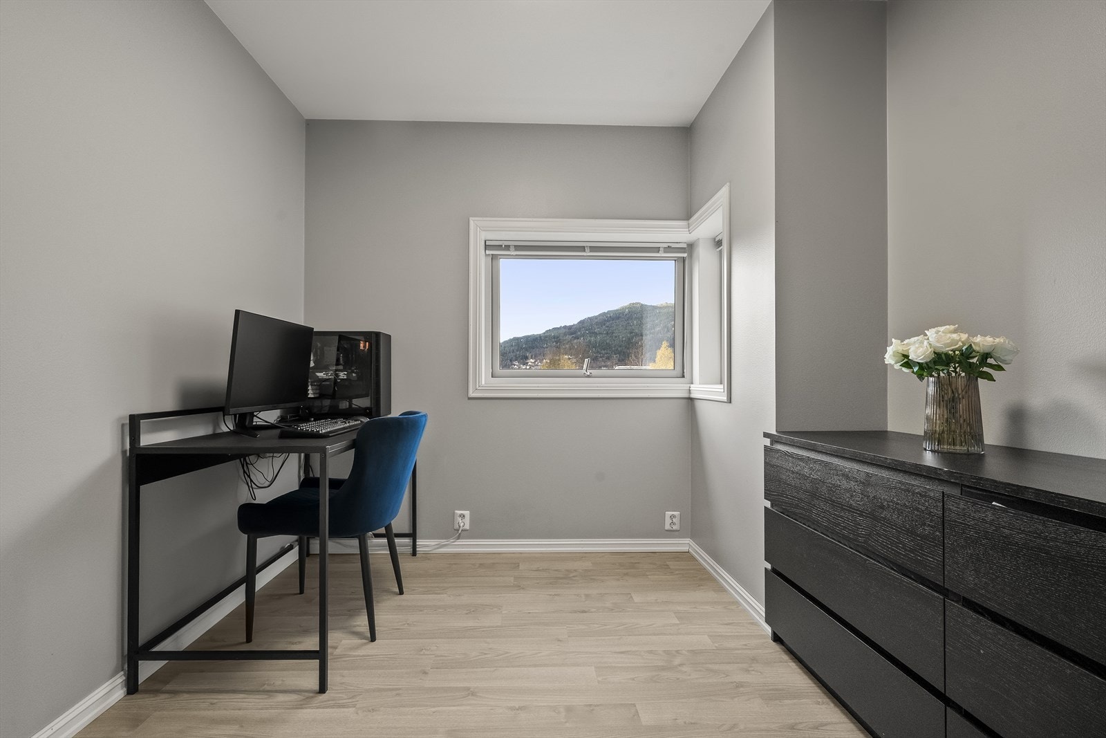 Det minste ligg mot vest og er i dag nytta som kontor. Galleribilde