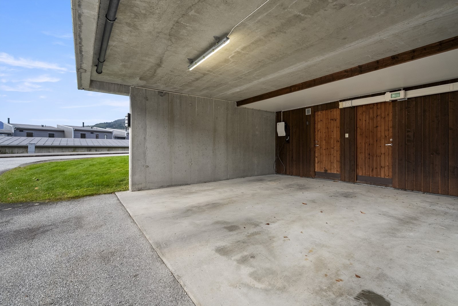 I underetasjen disponerer leilegheita carport med enkel tilkomst. Galleribilde