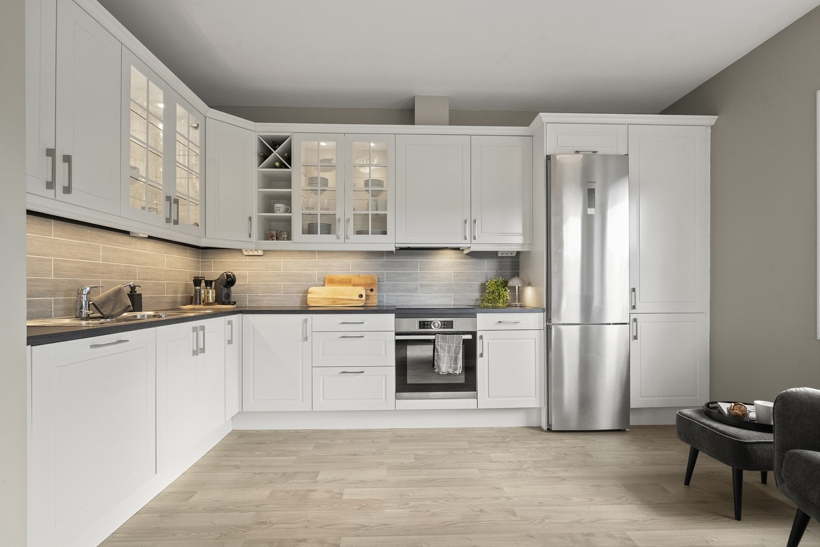 Kjøkkenet ligg i opa, men fint skjerma løysing med stova. Galleribilde