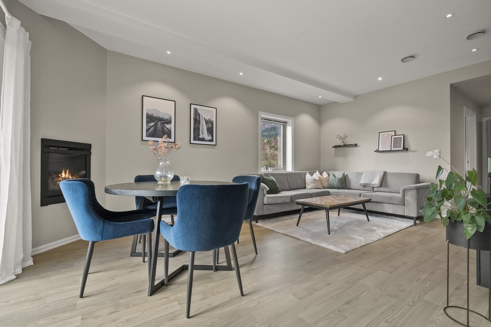 I stova er det led-downlights i himlinga. Fiber er inkludert i felleskostnadane. Galleribilde