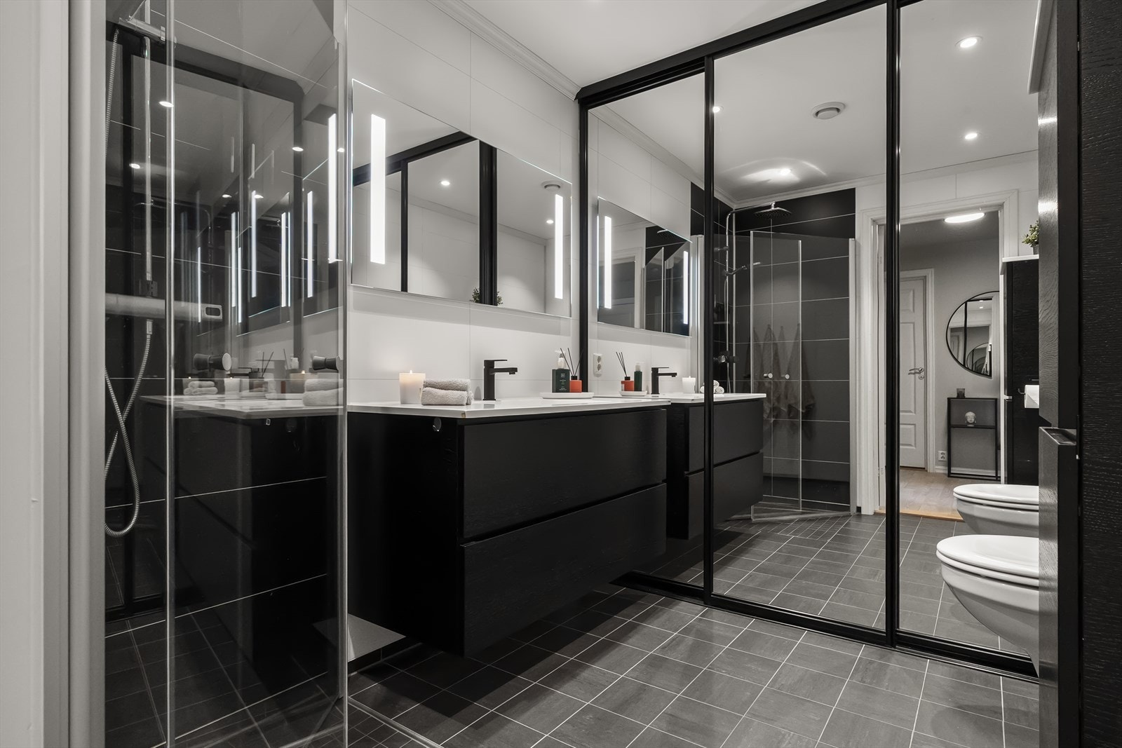 Badet er svært pent etter modernisering i 2018. Her er det gode kvalitetar og nedsenka dusjsone. Galleribilde