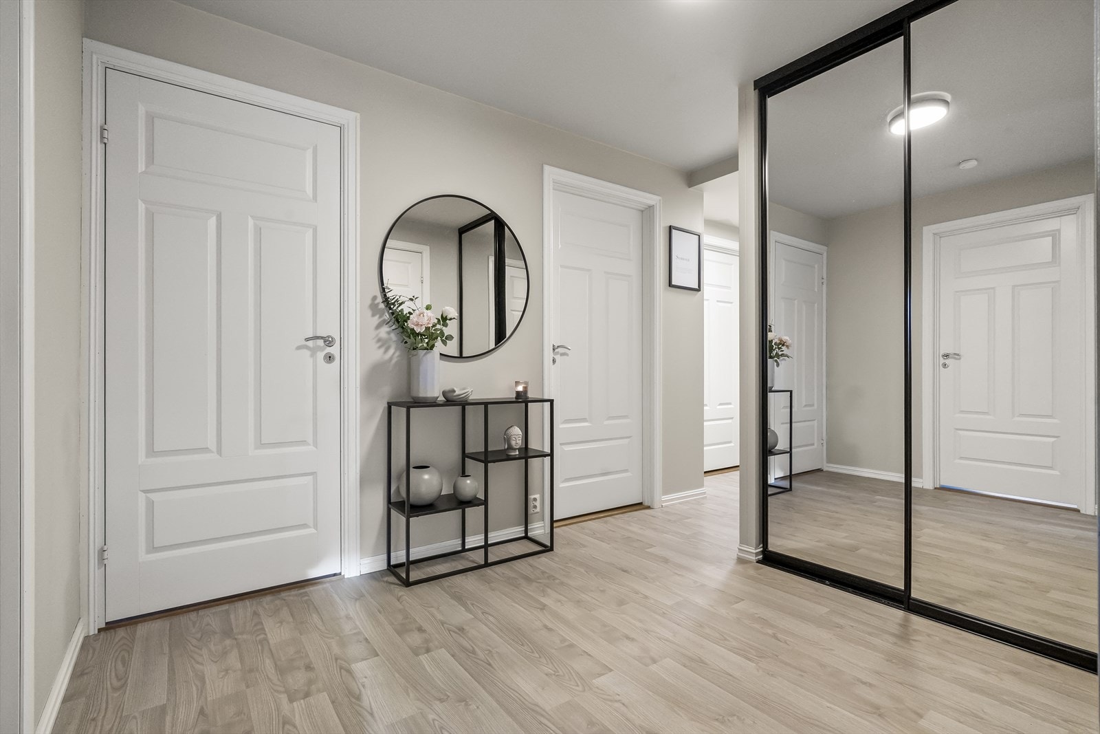 I gangen er det montert takhøg skyvedørsgarderobe med god oppbevaringsplass. Galleribilde