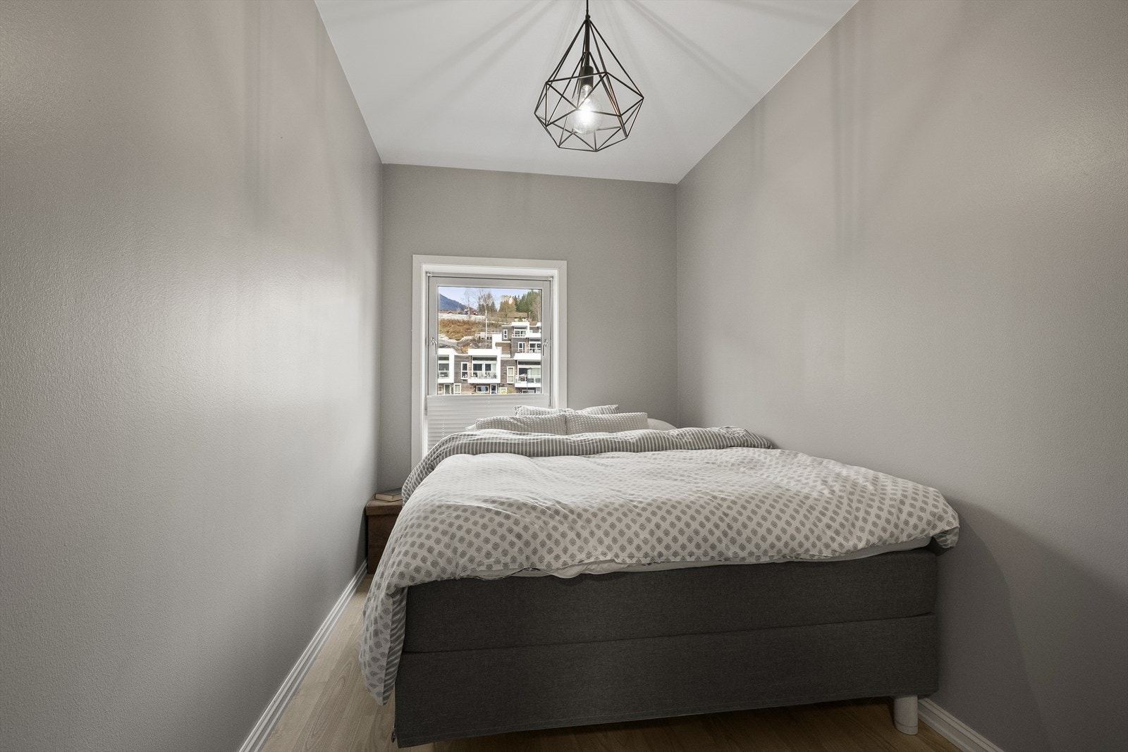 Soverom 3 er også fint modernisert. Fint gjesterom/barnerom med plass til dobbeltseng. Galleribilde