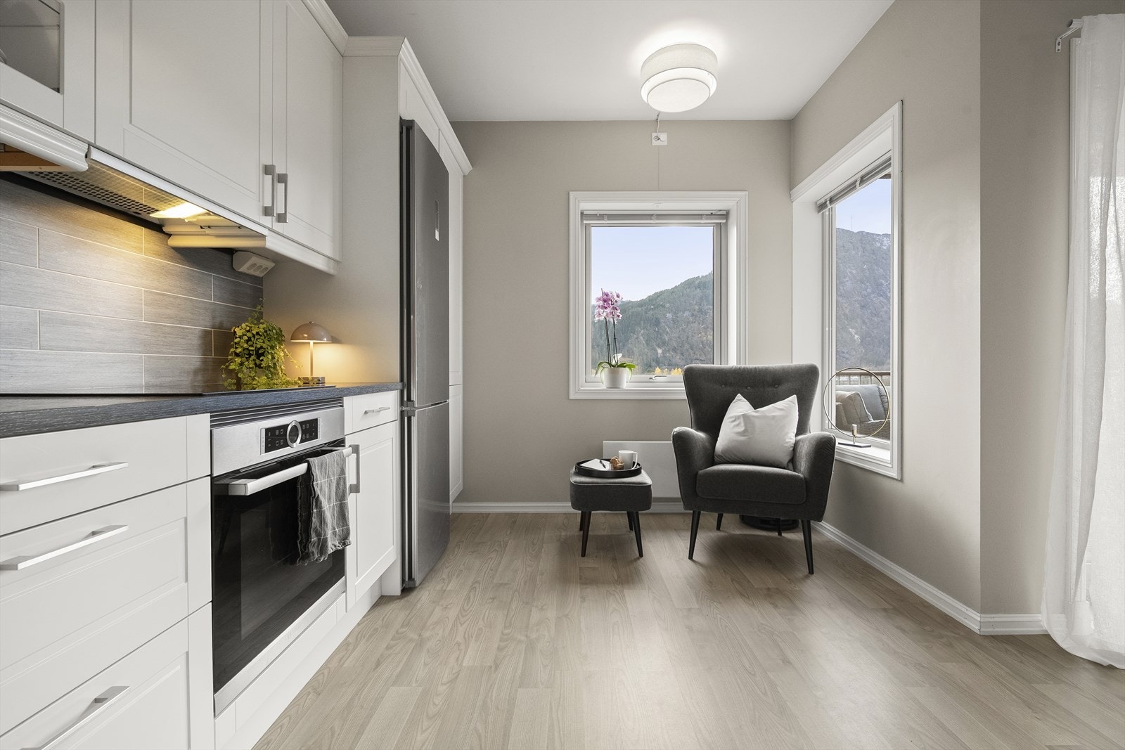 Det er fin spiseplass ved vindauga. Her ser du mot dalføret og sentrum. Galleribilde