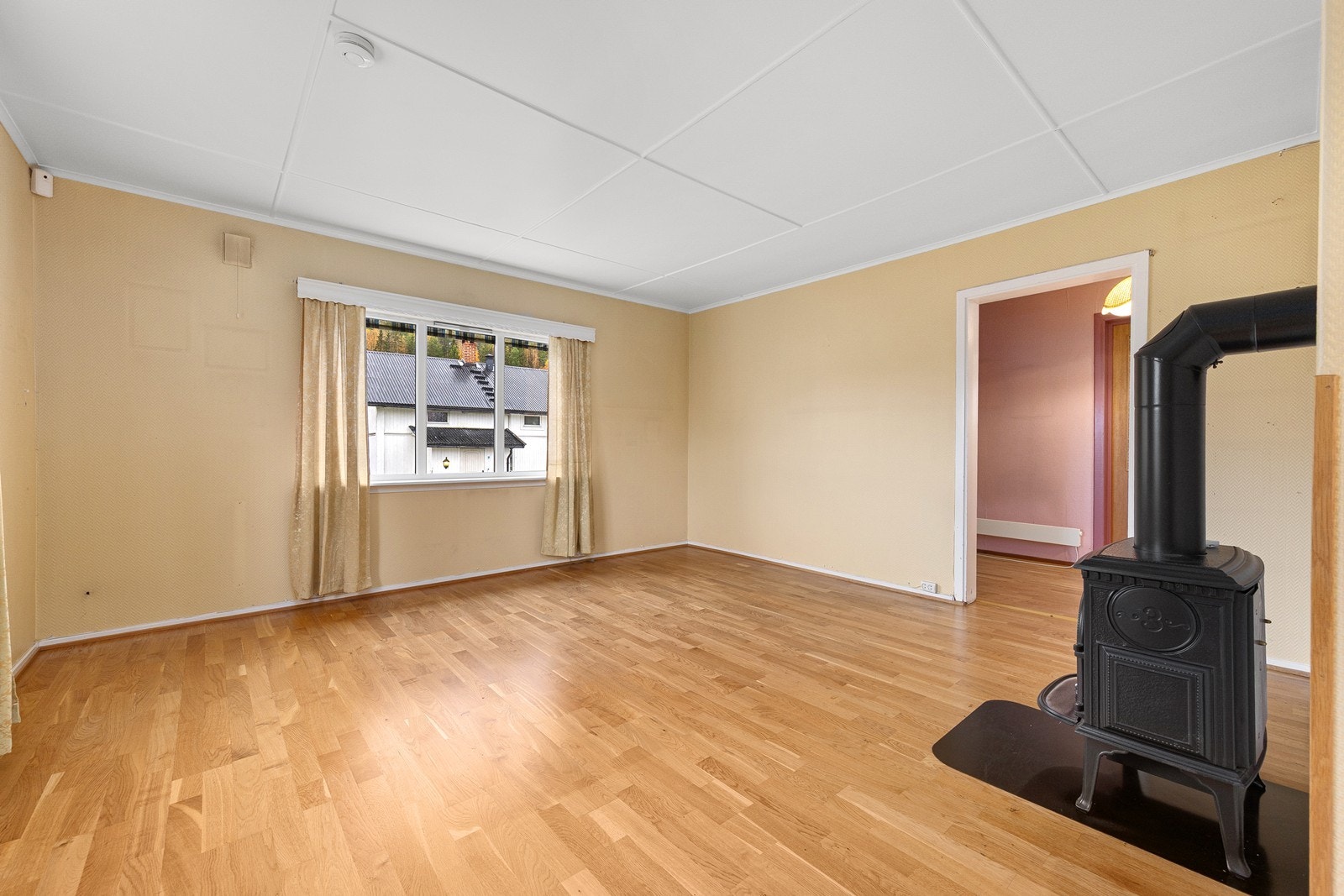 Innvendig har boligen gulv av parkett, furugulv, tepper og belegg. Veggene består av tapet og trepanel, mens himlingene har malte plater. Galleribilde