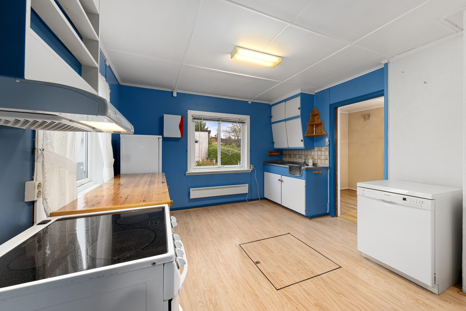 Rommet er utstyrt med avsatt plass til kjøleskap, oppvaskmaskin og komfyr, og har ventilator med avtrekk ført ut. Galleribilde