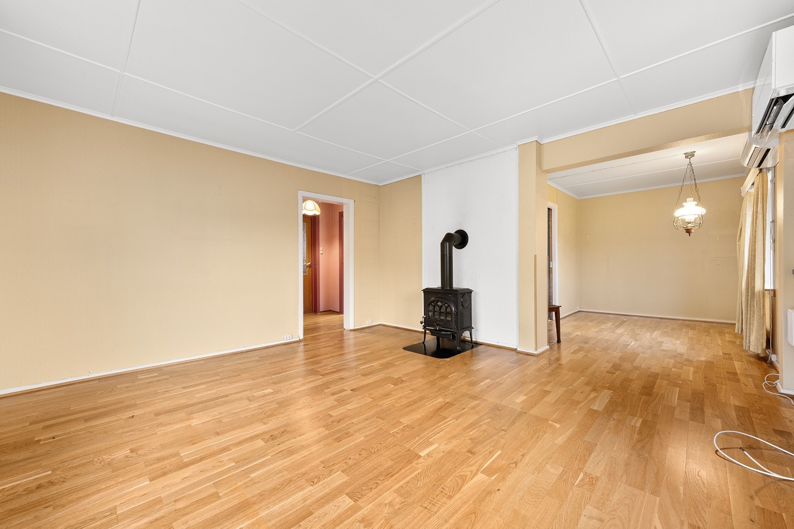 Stuen er romslig med god plass til ønsket møblering. Galleribilde