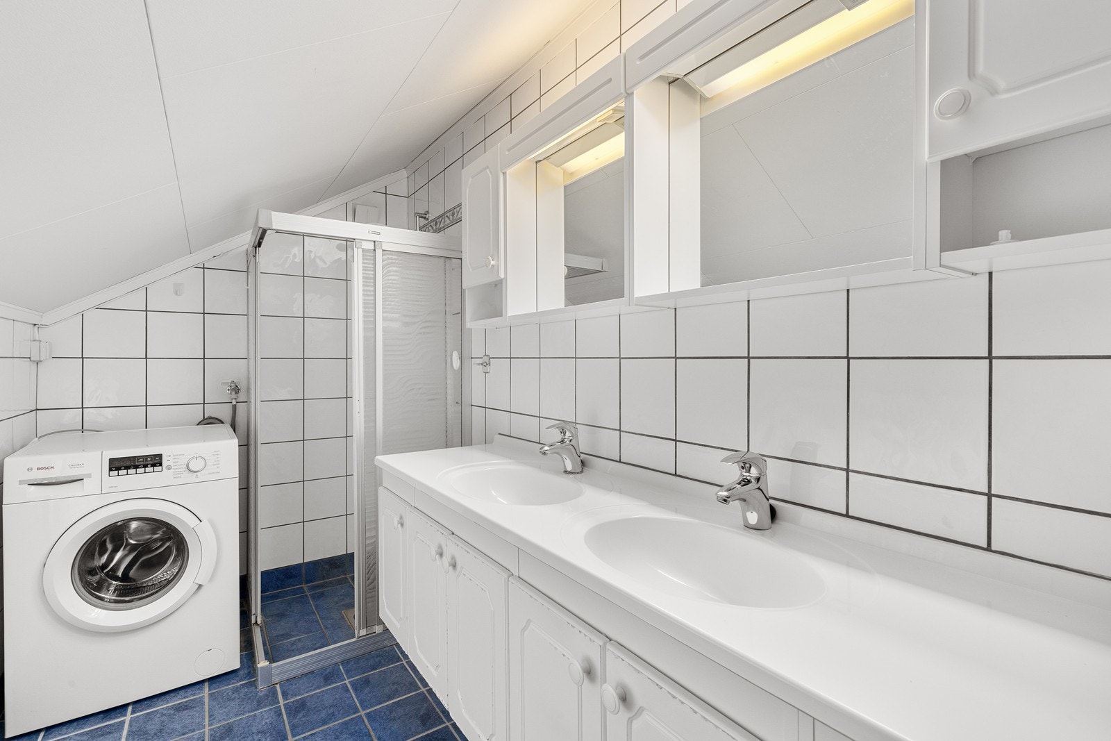 Baderommet er fra ca. 2003 og har flislagte overflater med elektriske varmekabler i gulvet. Galleribilde