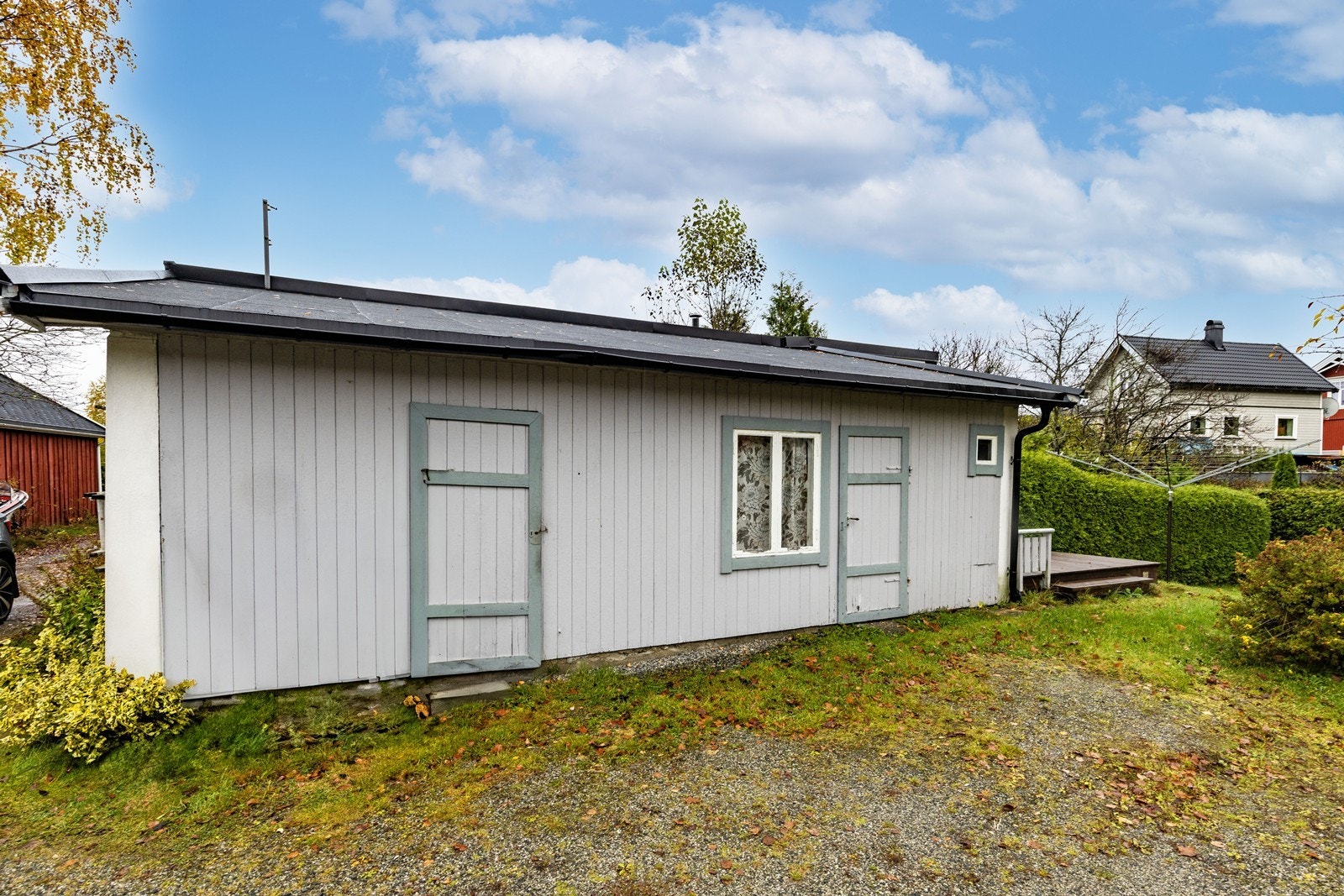 Utendørs er det et frittstående uthus med gode lagringsmuligheter. Galleribilde