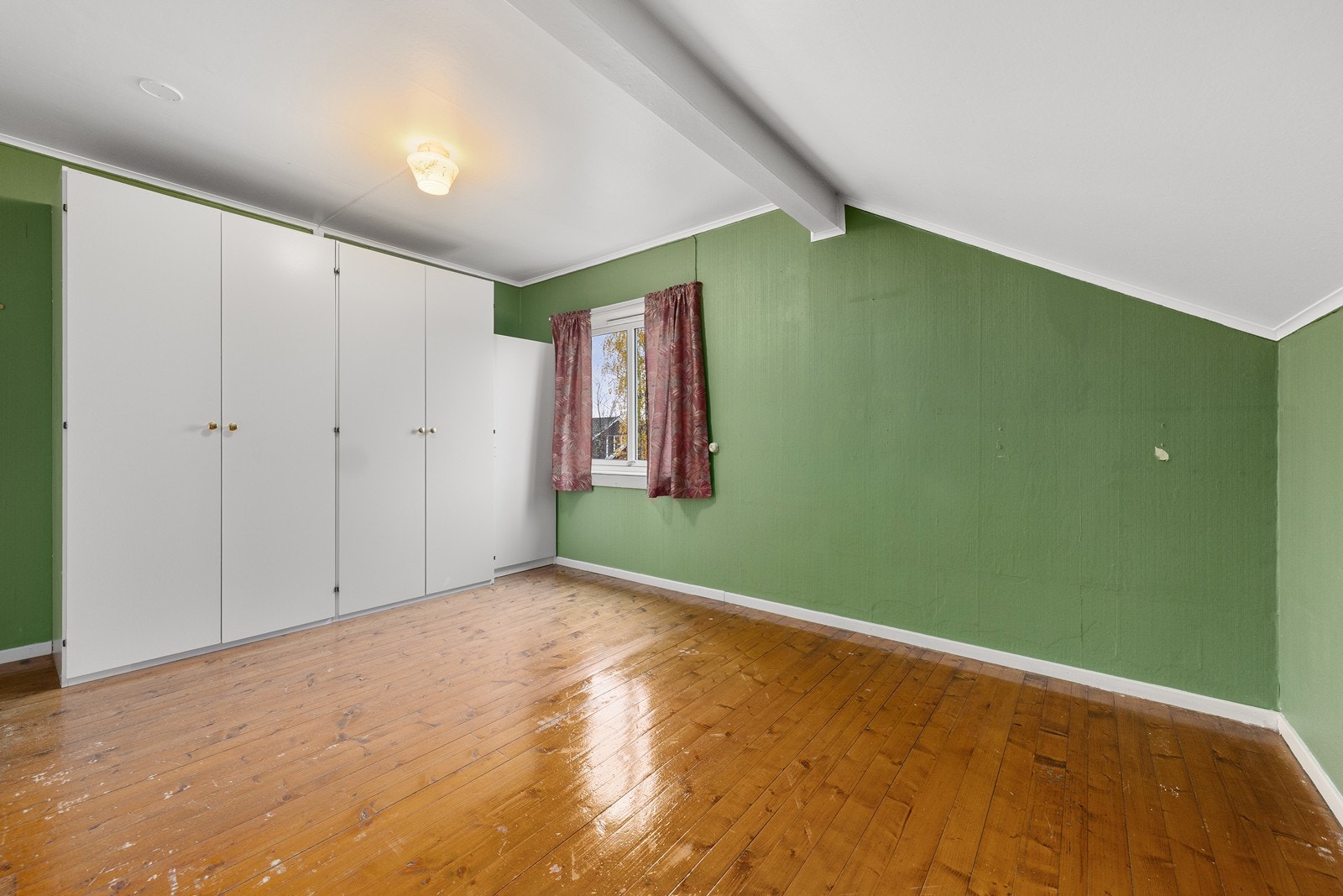 Hovedsoverommet er utstyrt med garderobeskap. Galleribilde