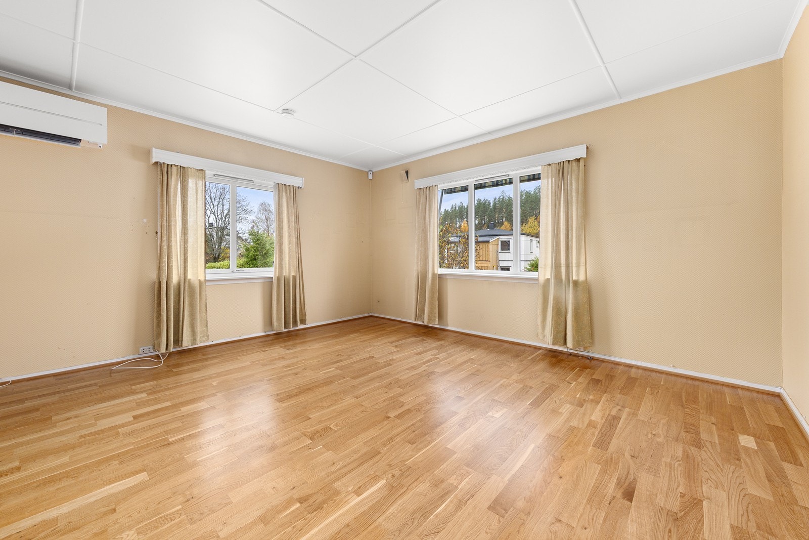 I stuen er det både vedovn og varmepumpe for effektiv oppvarming. Galleribilde