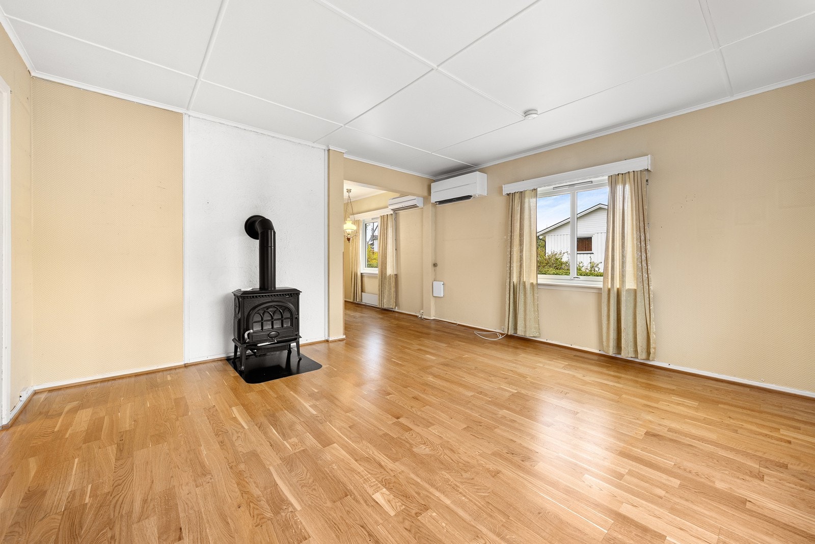 Rommet gir mulighet for ulike soner som sofa- og spisegruppe. Galleribilde