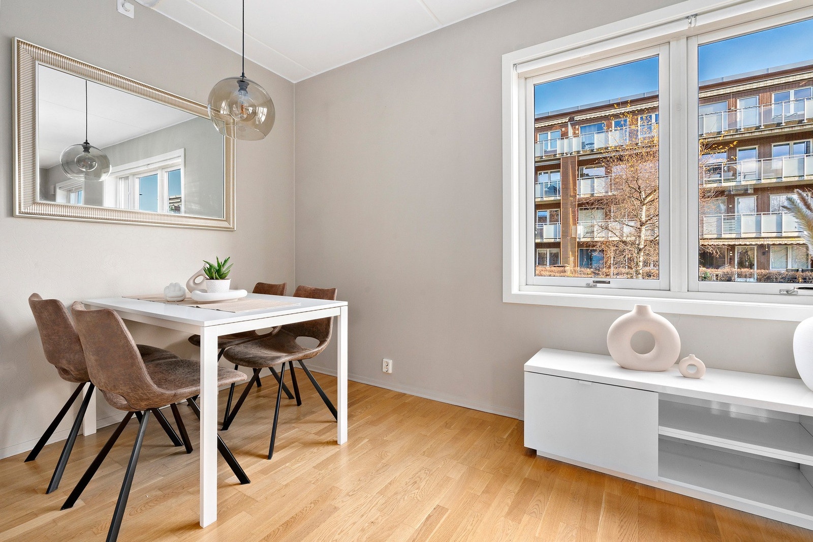 Lys spisestue med muligheter Galleribilde