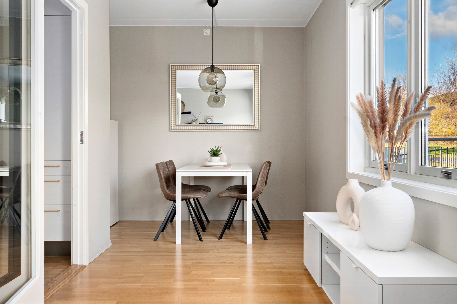 Lys spisestue med muligheter til å gjøre det om til et soverom. Galleribilde