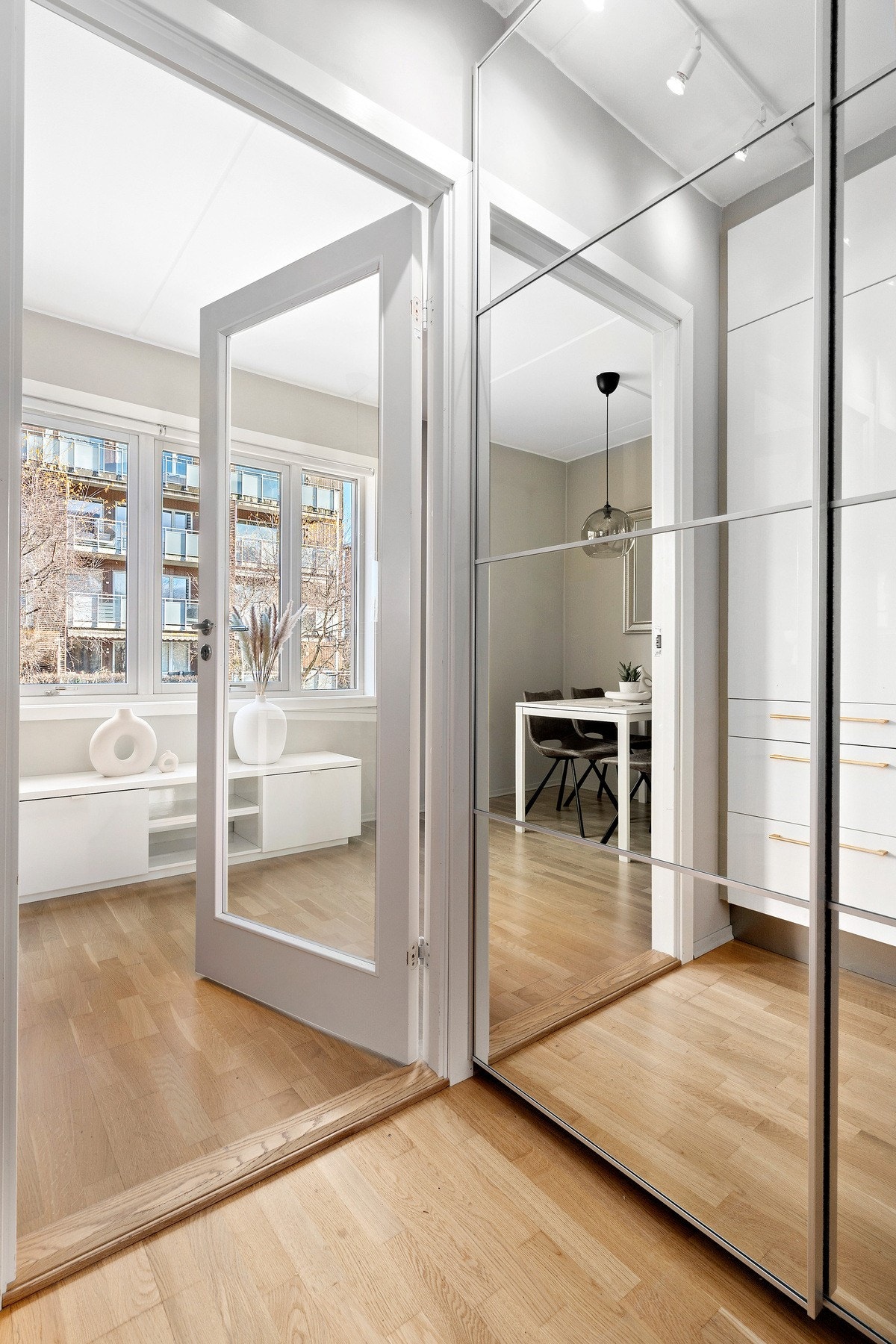 Entre med skyvedørsgarderobe. Galleribilde