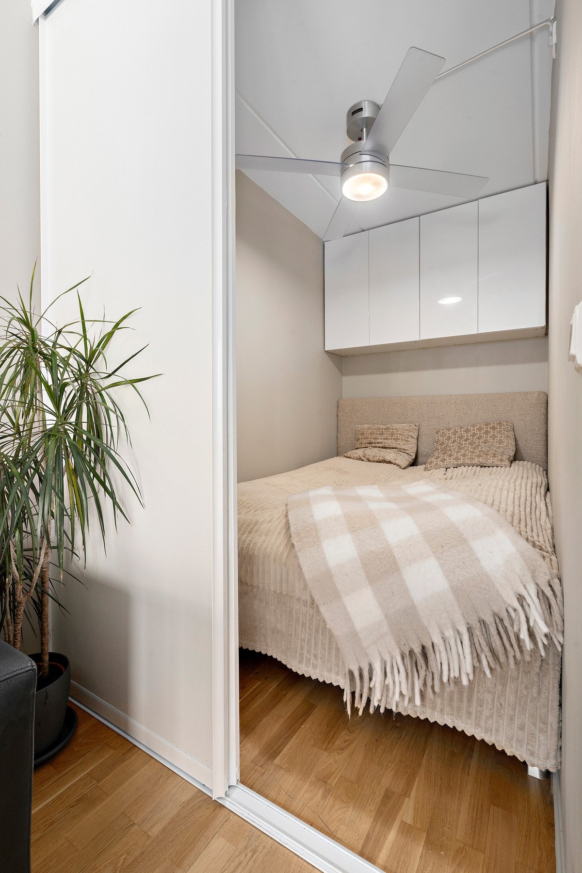 Sovealkove med skyvedører til stue. Galleribilde