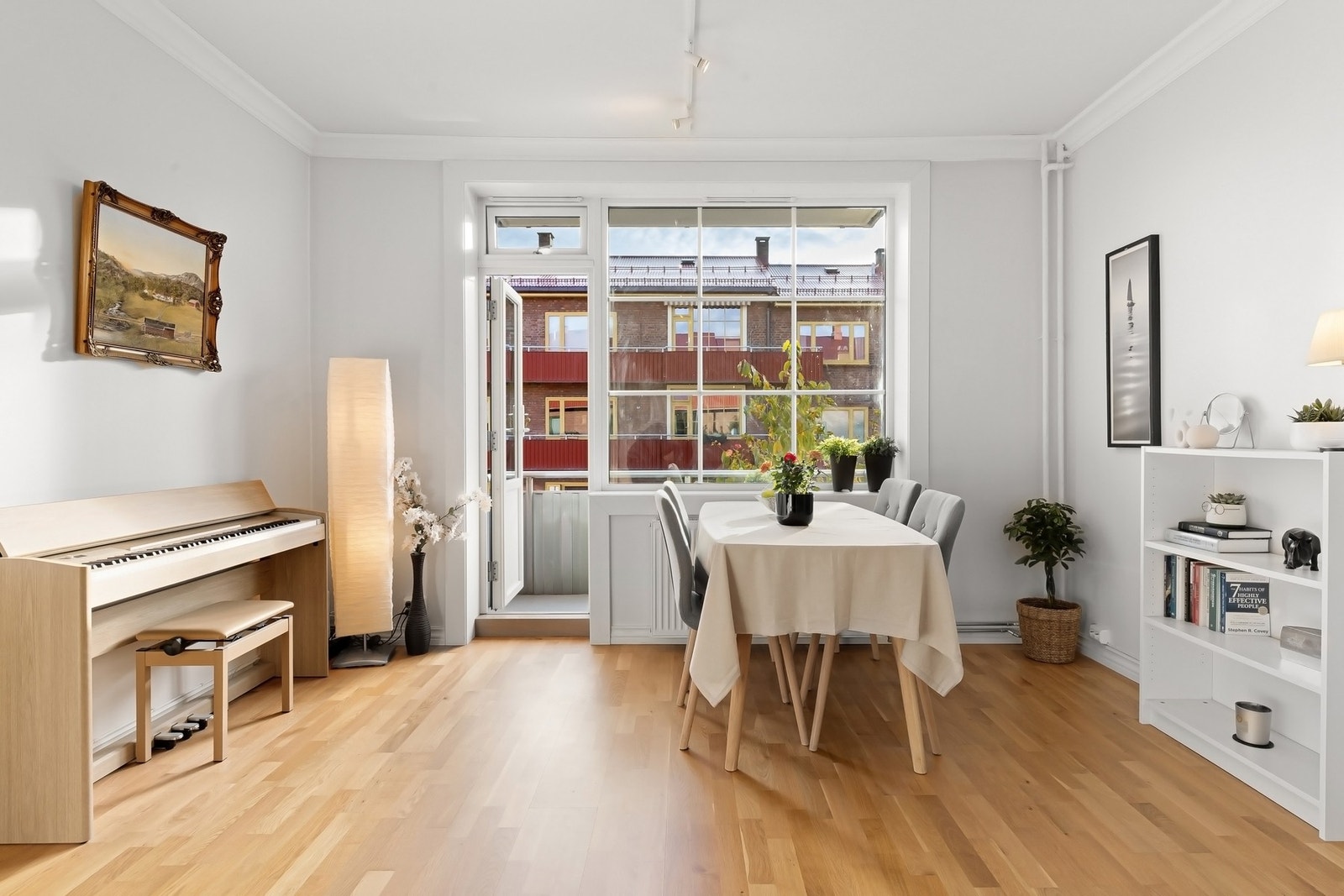 Rikelig med lys inn gjennom vinduer og balkongdør. Galleribilde