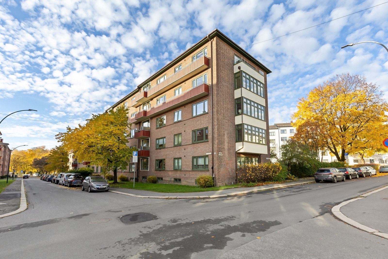 Gården ligger tilbaketrukket på Sagene med kort vei til dagligvarehandel og alt Oslo ellers har å by på. Galleribilde