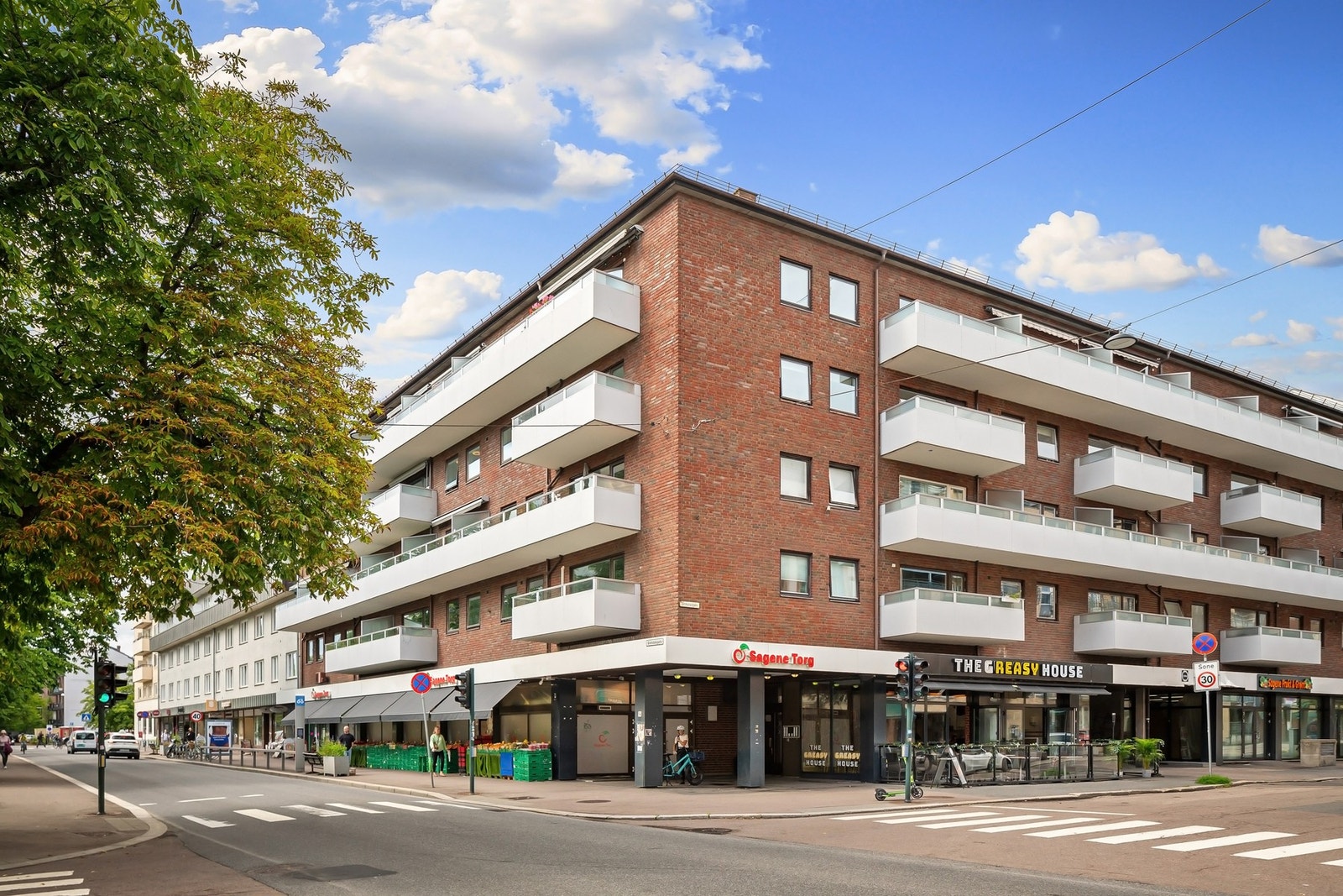 Sagene torg ligger rett ved Sagene kirke - her finnes flere kafeèr og spisesteder. Galleribilde