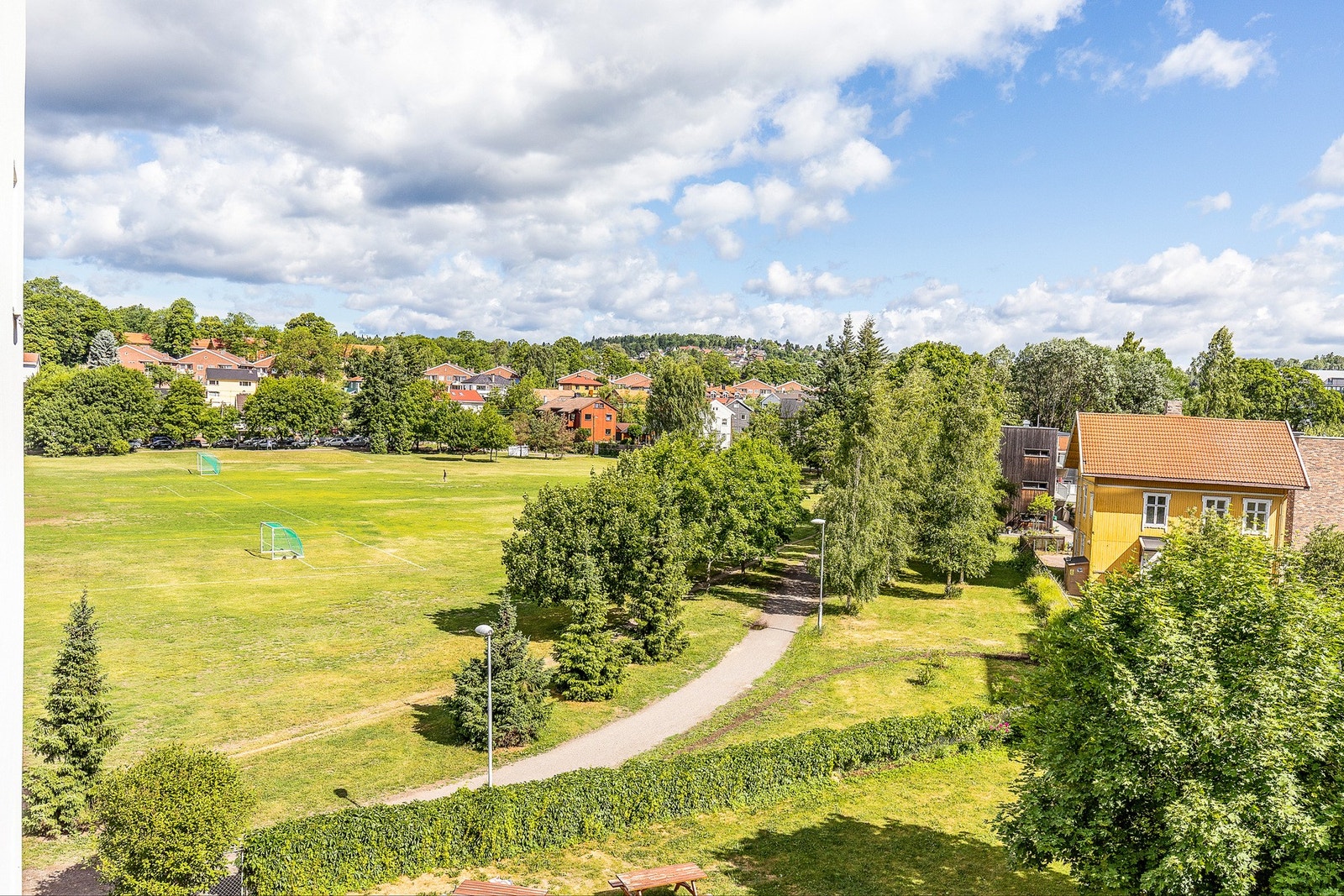Voldsløkka er et av Oslos største rekreasjonsområder med bl.a. fotball, tennis og sandvolleybaner. Galleribilde