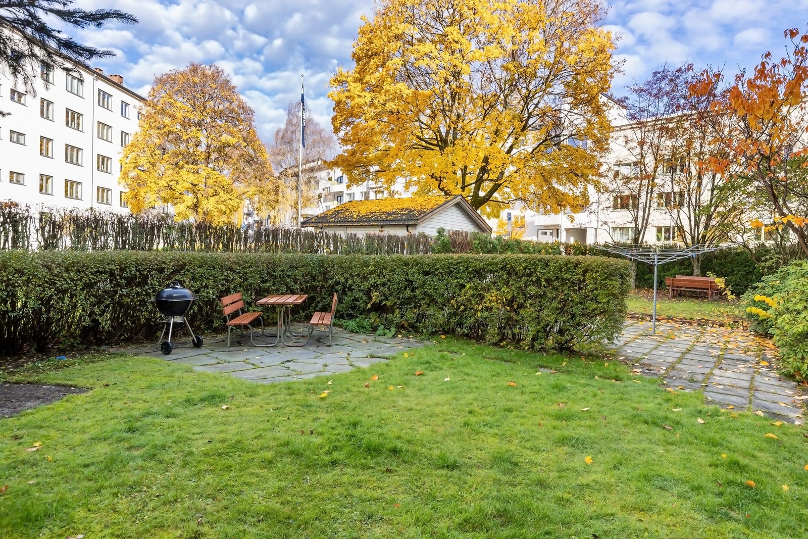 Borettslaget har pent opparbeidet fellsareal med plass for grilling og andre sosiale aktiviteter. Galleribilde