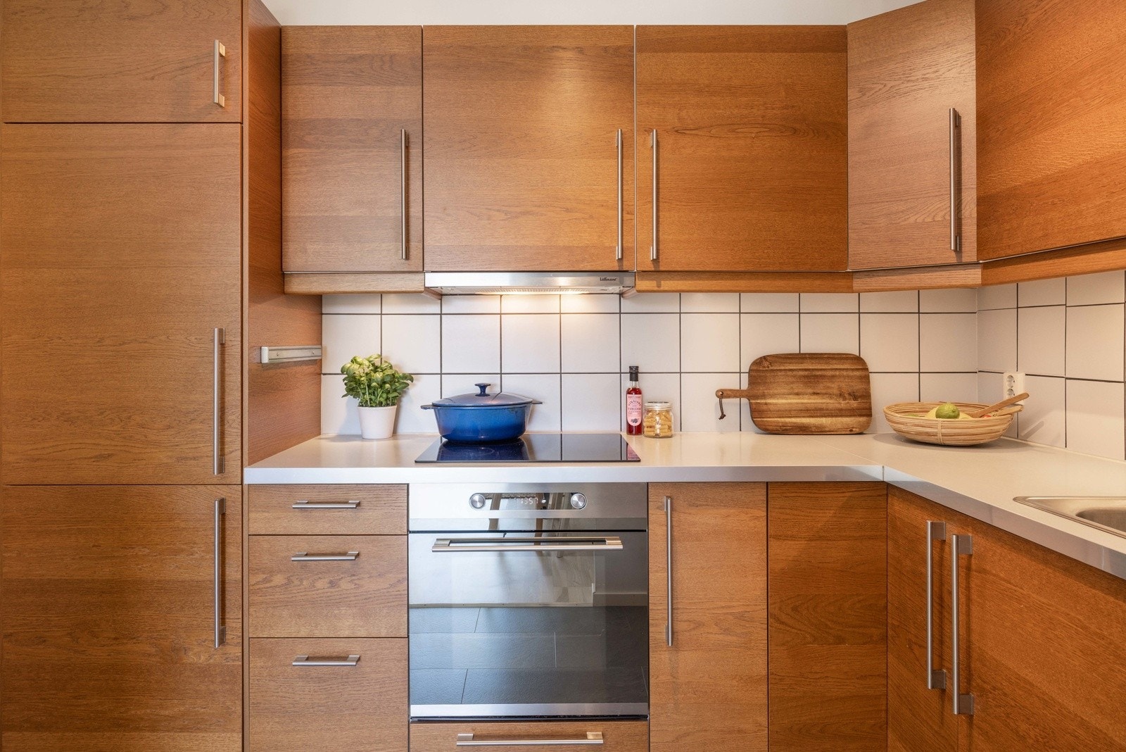 Kjøkkenet er levert av IKEA og fremstår pent og tidløst innredet med laminerte fronter og benkeplate i laminat. Galleribilde