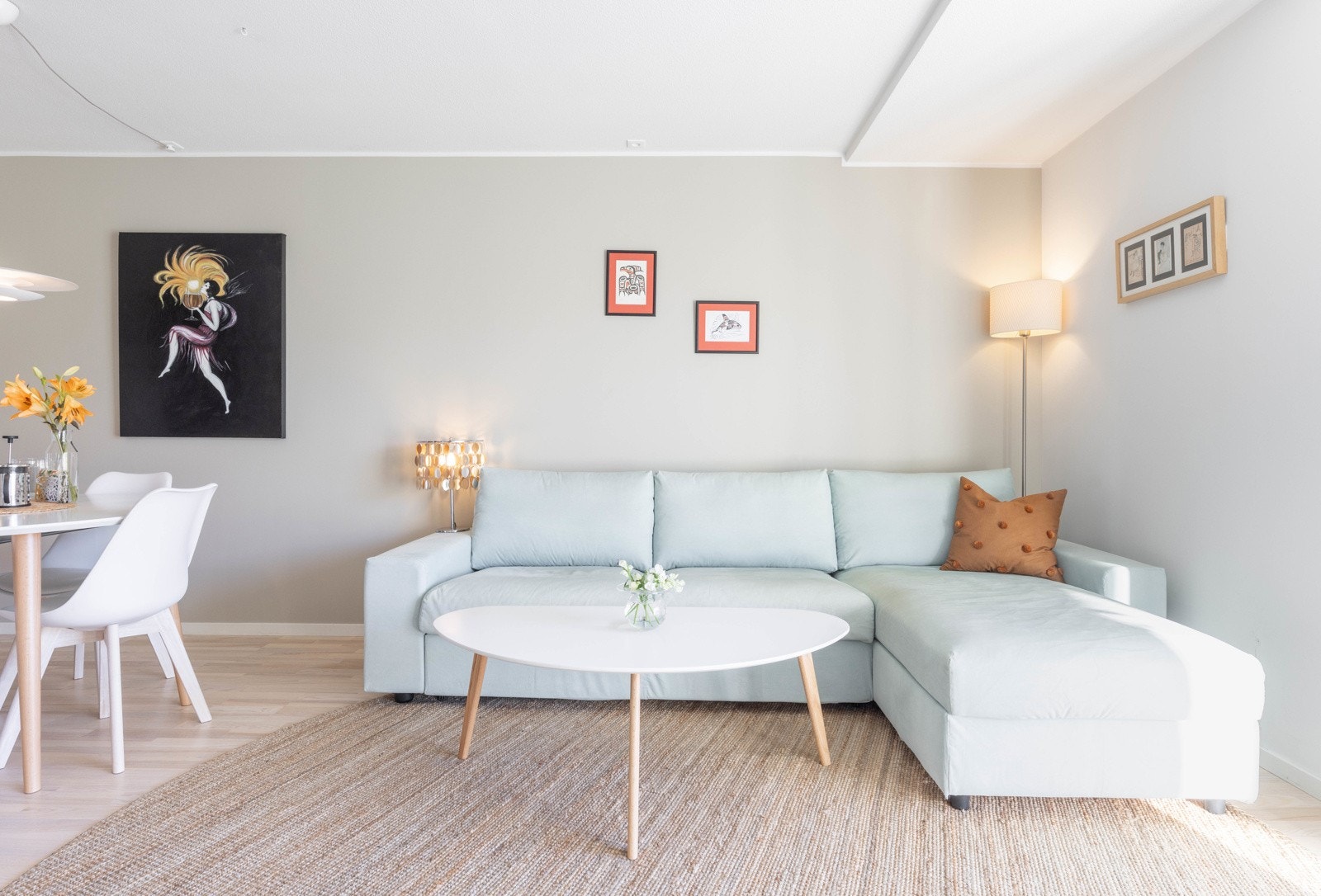 I stuen er det god plass til å innrede med ønsket sofa og sofabord. Galleribilde
