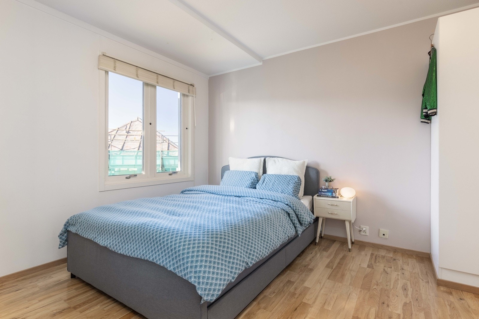 Det er god plass til seng av ønsket størrelse og annet møblement. Galleribilde
