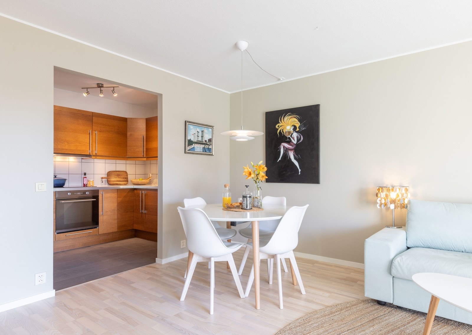Det er også god plass til en spisegruppe - her kan du glede deg til å invitere gjester! Galleribilde