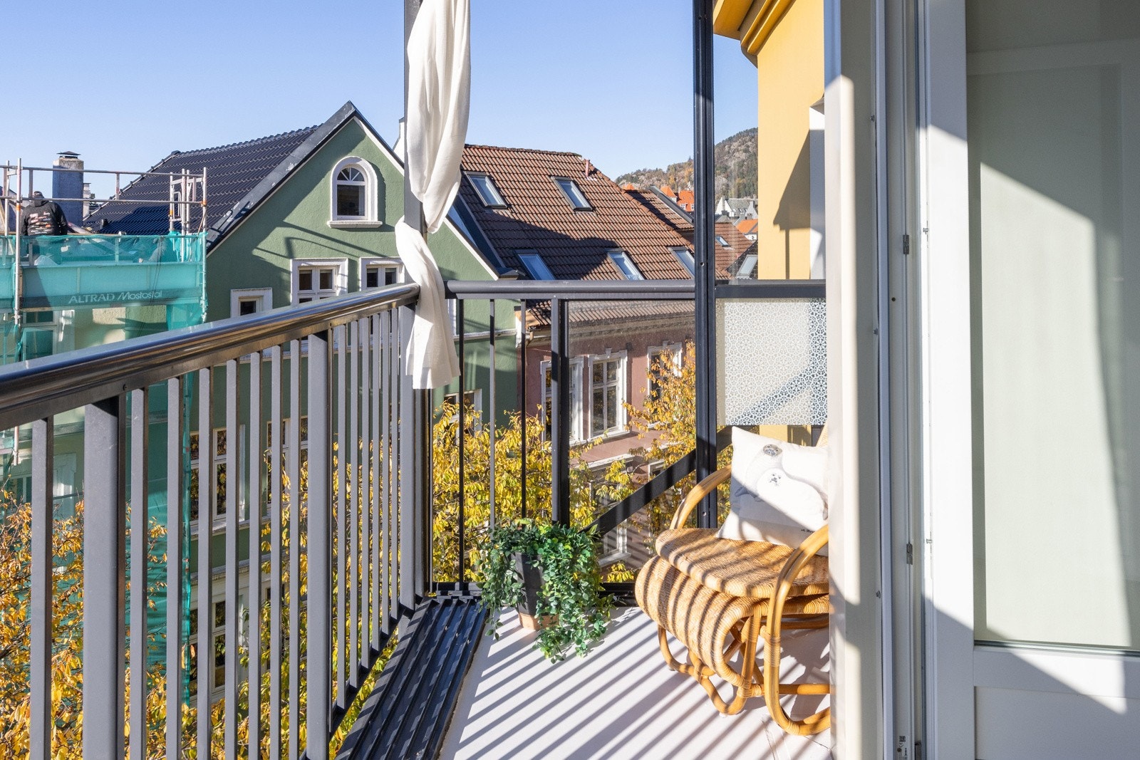 Balkongen er innglasset med skyvedører, som lar deg lukke igjen, men fortsatt sitte ute selv på regnfulle dager. Galleribilde