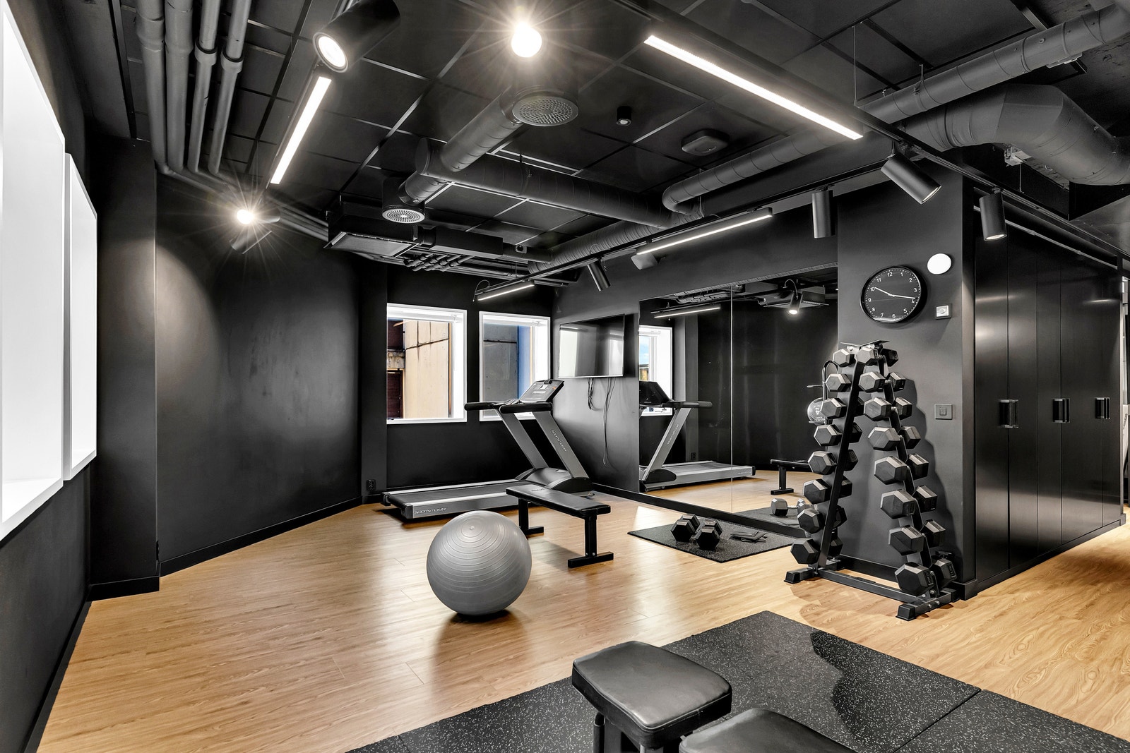 Eget gym med alt du trenger av utstyr Galleribilde